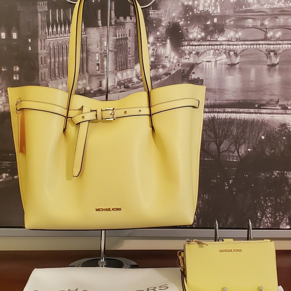 Michael Kors Handbags - Michael Kors - Emilia